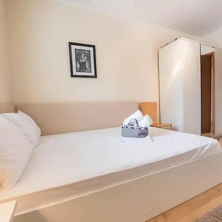 Two Bedroom Luxury Near The Sea Garden Apartment