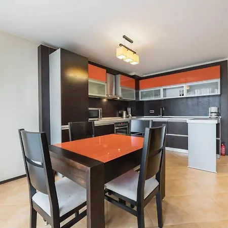 Two Bedroom Luxury Near The Sea Garden