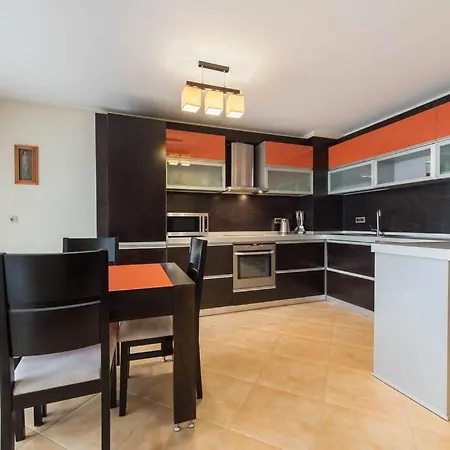 Two Bedroom Luxury Near The Sea Garden *