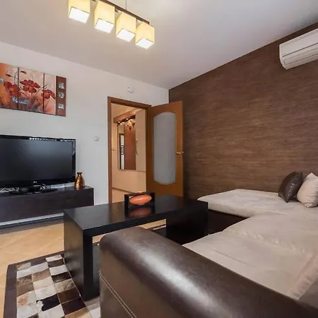 Apartment Two Bedroom Luxury Near The Sea Garden
