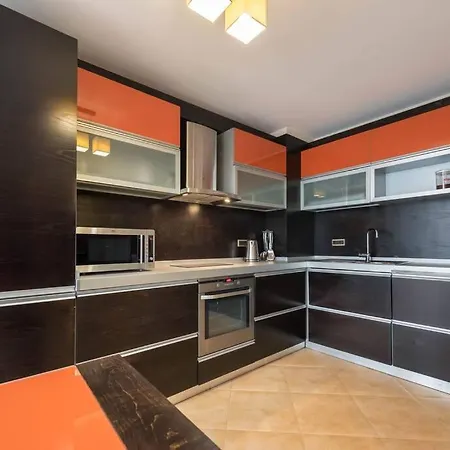 Two Bedroom Luxury Near The Sea Garden Apartment *