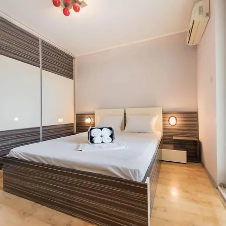 Two Bedroom Luxury Near The Sea Garden