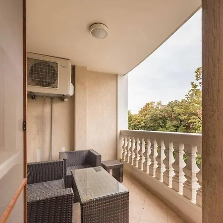 Apartment Two Bedroom Luxury Near The Sea Garden