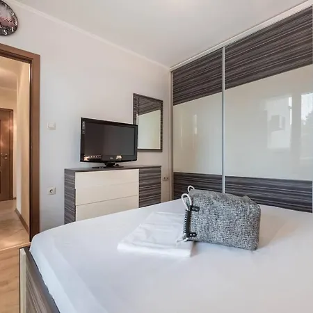 Apartment Two Bedroom Luxury Near The Sea Garden Warna