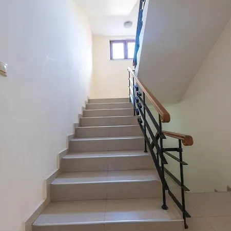 Two Bedroom Luxury Near The Sea Garden Apartment *
