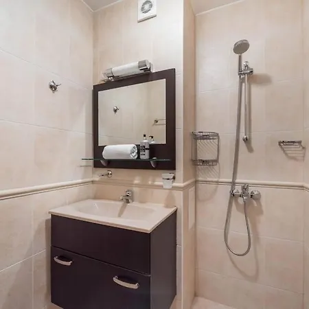 Two Bedroom Luxury Near The Sea Garden Апартаменты