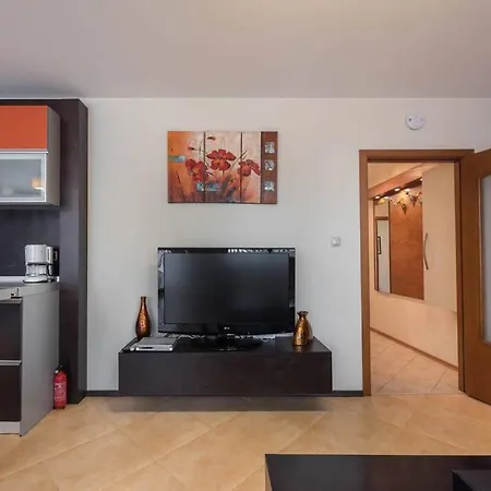 Two Bedroom Luxury Near The Sea Garden *