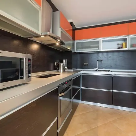 Two Bedroom Luxury Near The Sea Garden *